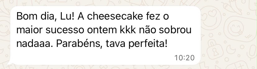 Mensagem de cliente dizendo que a cheesecake fez o maior sucesso e estava perfeita