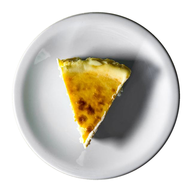 Prato branco com uma fatia de cheesecake basca tradicional